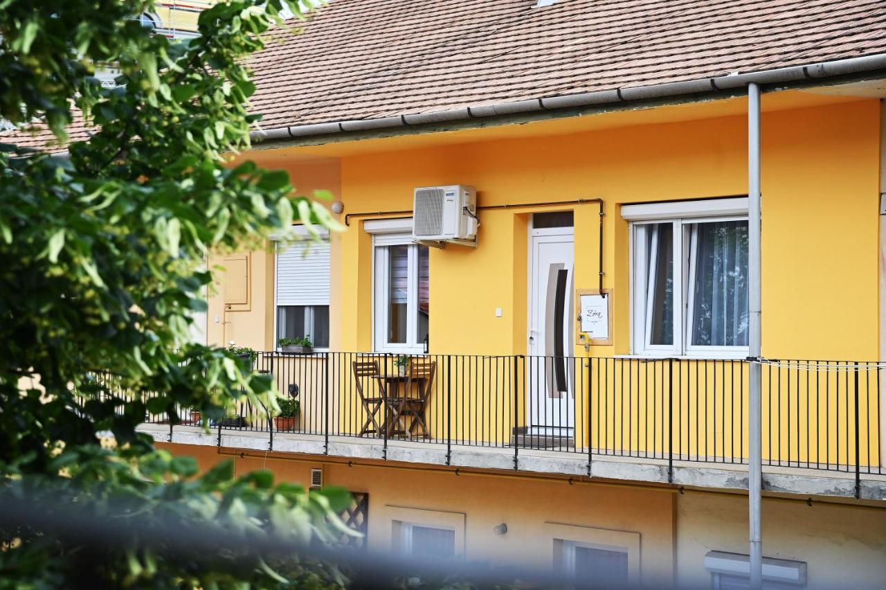 Zora Apartman Еґер Екстер'єр фото